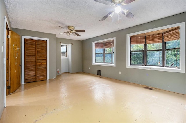 unfurnished bedroom featuring ceiling fan and a textured ceiling