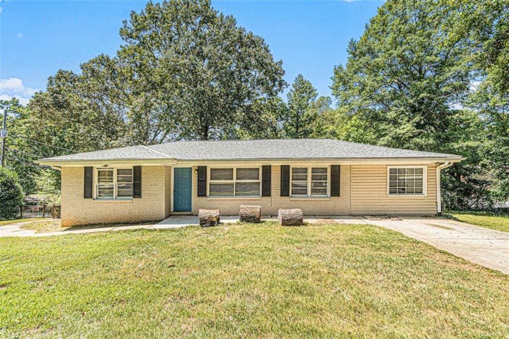 ranch-style house with a front yard