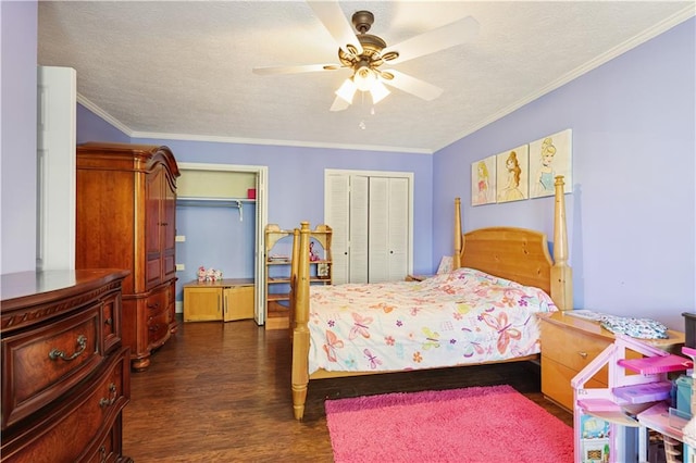 bedroom featuring ornamental molding, ceiling fan, a textured ceiling, and dark hardwood / wood-style flooring