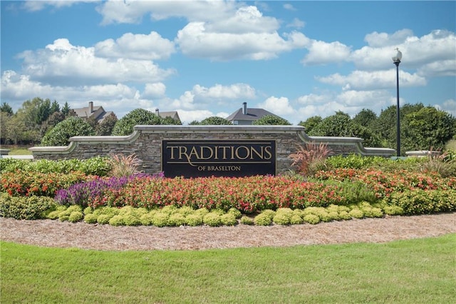 community sign featuring a yard