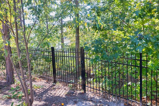 7143 Lake Edge Dr, Flowery Branch, GA 30542 - view of gate featuring fence
