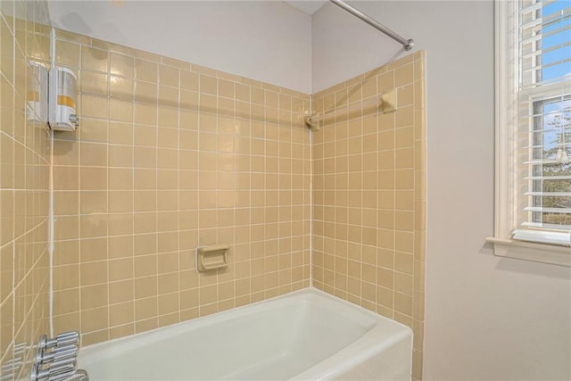 bathroom featuring tiled shower / bath