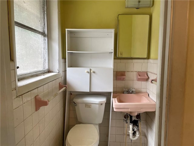 bathroom featuring toilet, tile walls, and a wall mounted air conditioner