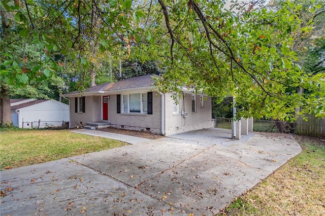 view of front facade featuring a front yard and a carport