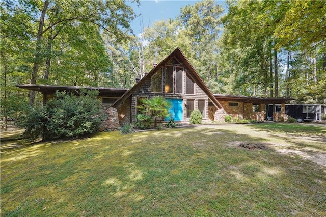 view of front of property featuring a front yard