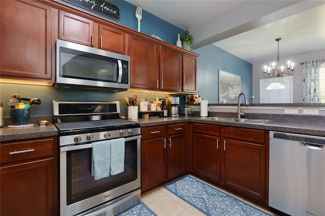 2968 Oshields Ct SW Unit 4, Marietta, GA 30060 - kitchen featuring appliances with stainless steel finishes, a sink, a chandelier, and dark countertops