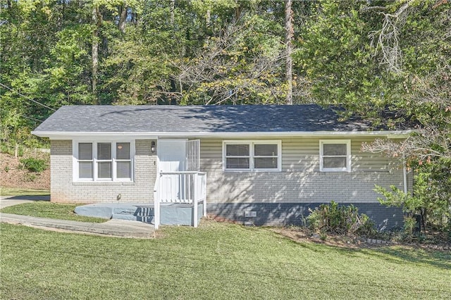 ranch-style house featuring a front yard