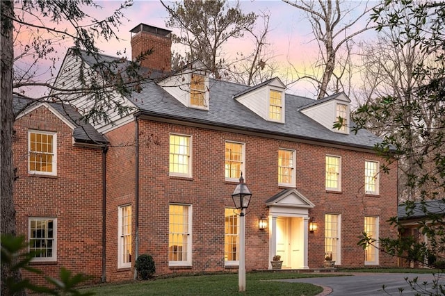 view of front facade featuring a yard