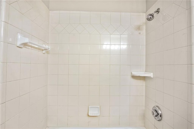 bathroom featuring tiled shower / bath