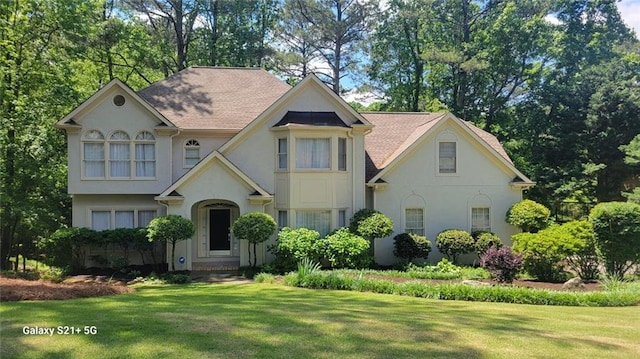 view of front of property featuring stucco siding and a front lawn