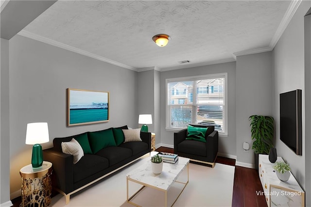 living room featuring a textured ceiling, wood finished floors, visible vents, baseboards, and crown molding