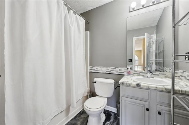 full bath featuring shower / tub combo, baseboards, toilet, a textured ceiling, and vanity