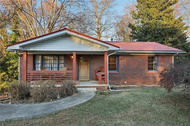 view of front of property featuring a porch and a front yard