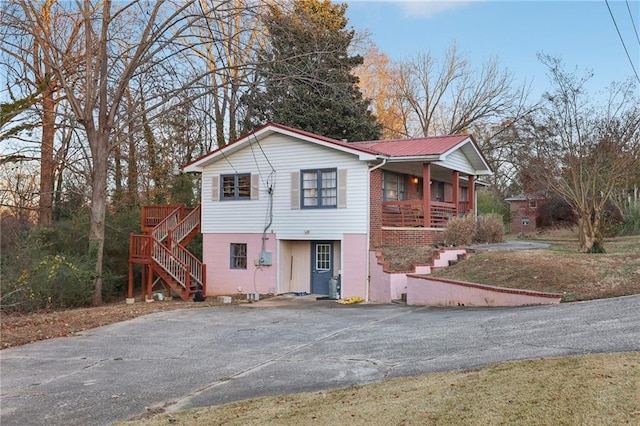 view of front of home featuring a porch