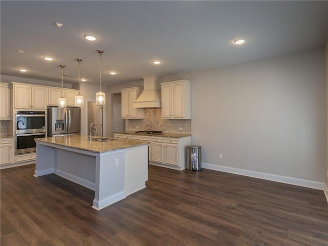 kitchen featuring decorative light fixtures, an island with sink, sink, stainless steel appliances, and custom range hood