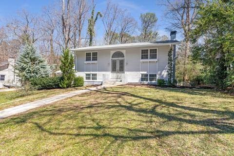 bi-level home featuring a front yard