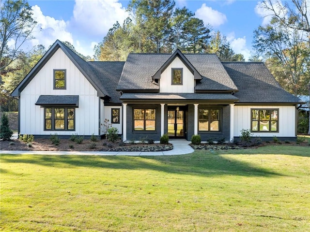 view of front of house featuring a front lawn