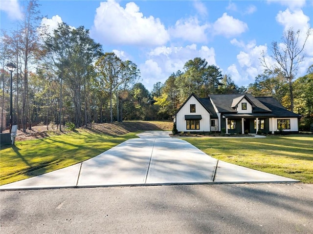 view of front facade featuring a front yard