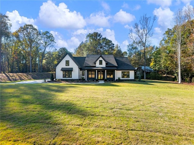 view of front of property featuring a front yard