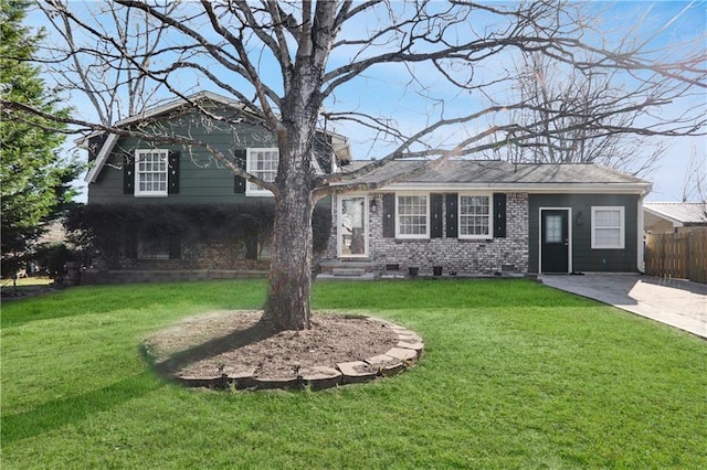 view of front of property featuring a front yard