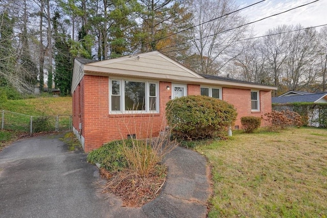 view of front of home featuring a front lawn