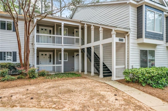 66 Fair Haven Way SE, Smyrna, GA 30080 - kitchen featuring visible vents, a sink, gray cabinets, and white appliances