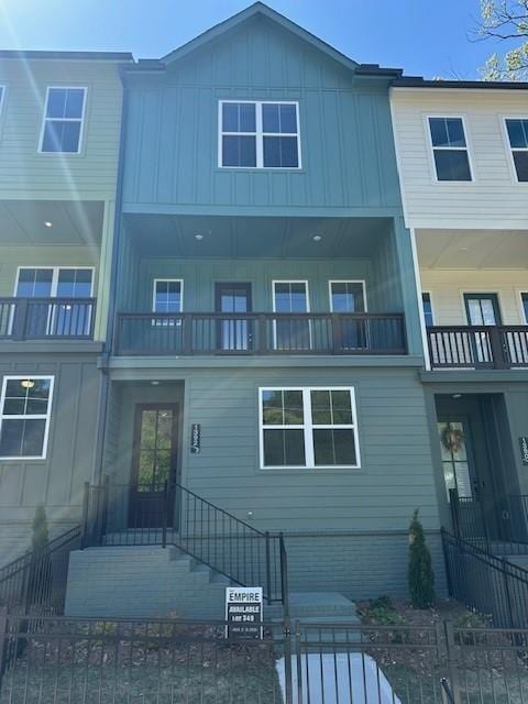 1392 Cozy Cir Unit 349, Atlanta, GA 30315 - view of front facade with board and batten siding and a fenced front yard