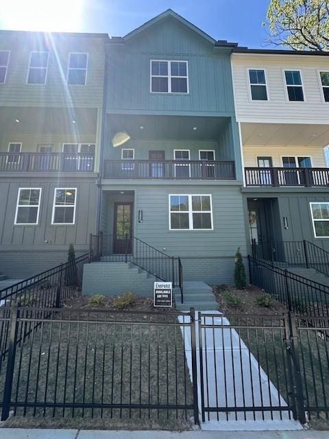1392 Cozy Cir Unit 349, Atlanta, GA 30315 - view of property featuring a fenced front yard