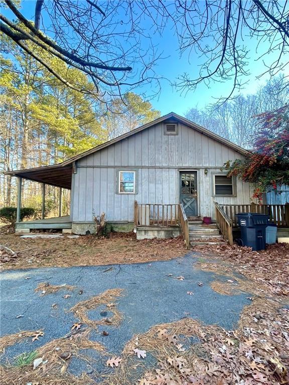 view of front of property featuring a carport