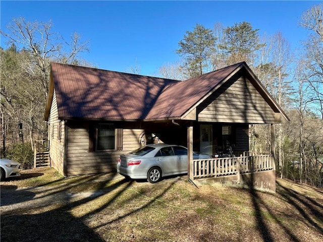 view of front of house with a front lawn and covered porch