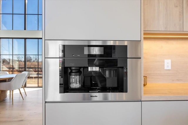 room details featuring light brown cabinetry