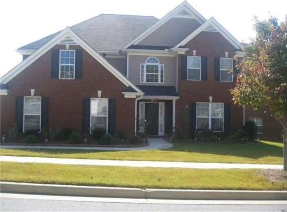 view of front of property with a front yard