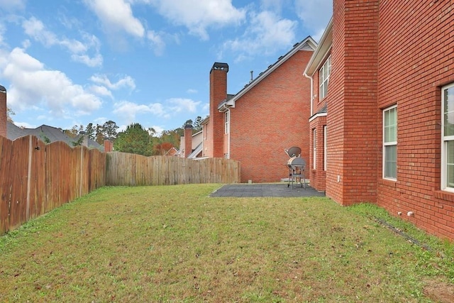 view of yard featuring a patio