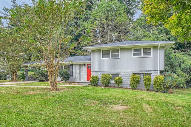 tri-level home featuring a front lawn