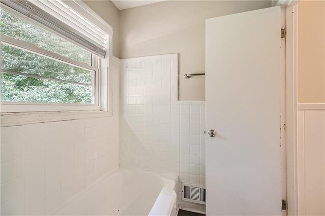 bathroom with tiled shower / bath