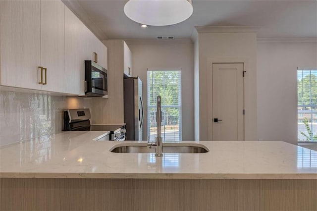 117 Chateau Dr Unit 117, Rome, GA 30161 - kitchen featuring a breakfast bar, baseboards, a peninsula, ornamental molding, and visible vents