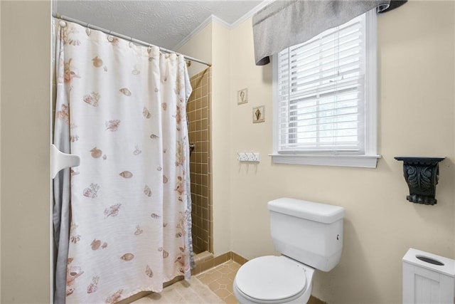 full bathroom with a textured ceiling, toilet, and tiled shower