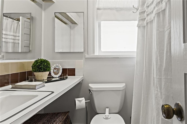 full bath featuring vanity, toilet, and a shower with curtain