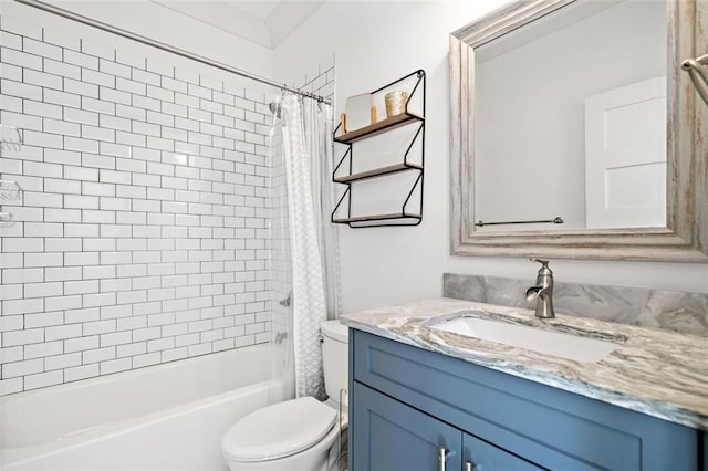 bathroom with shower / tub combo with curtain, vanity, and toilet