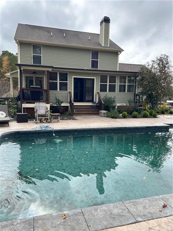 view of swimming pool featuring a patio