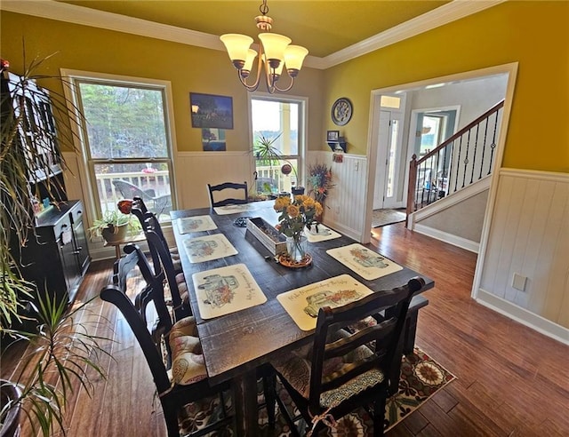 dining area featuring ornamental molding, dark hardwood / wood-style floors, and a notable chandelier