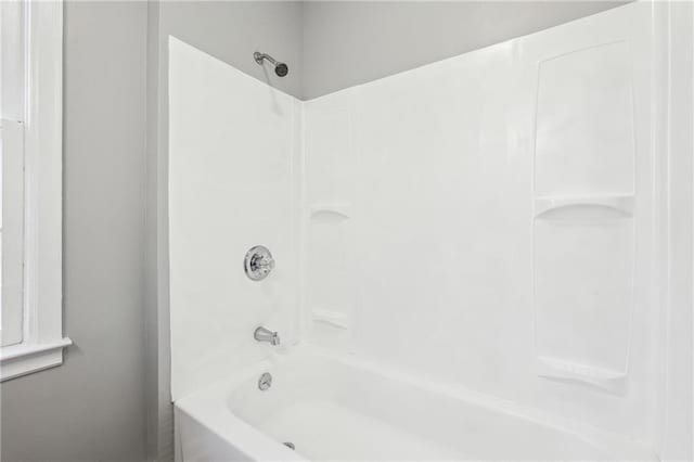 bathroom with washtub / shower combination