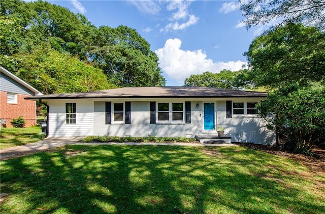 single story home with a front lawn