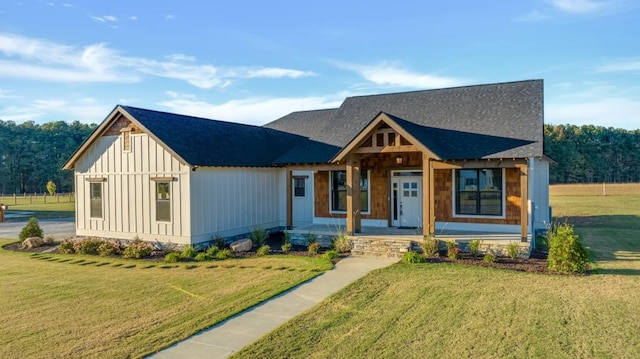 view of front of property featuring a front lawn and covered porch