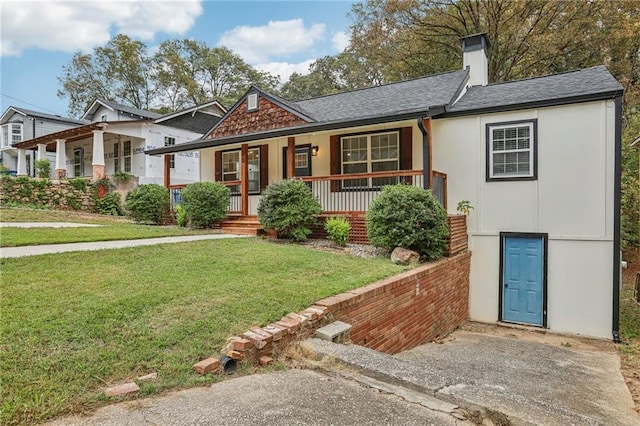 view of front facade featuring a front yard and covered porch