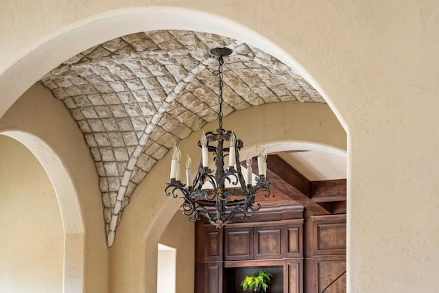 room details featuring a notable chandelier