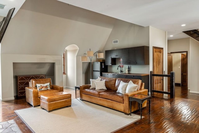 living area with recessed lighting, baseboards, visible vents, and hardwood / wood-style flooring