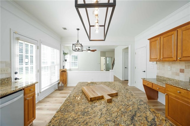 dining room with visible vents, crown molding, and light wood finished floors