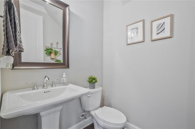 1055 Peyton View Ct, Alpharetta, GA 30004 - bathroom featuring baseboards, toilet, and a sink