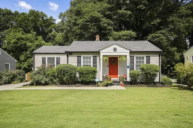 view of front of property featuring a front yard